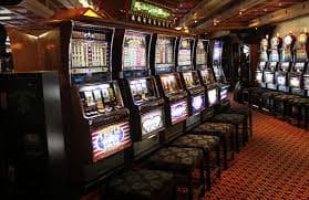 Live Dealer Baccarat စားပွဲပေါ်တွင် ဖဲဖြန့်နေသောမြင်ကွင်း