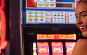 Online Casino နိုင်ငွေ Wave Money ဖြင့် ထုတ်ယူနေသောမြင်ကွင်း